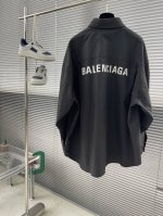 balenciag 印花衬衫外套 定制经典双面厚款长绒棉巴黎衬衫料 做到双面不同纹理和原版一致 质感肉眼可见 上身立体有型 贴身舒适柔软 前幅饰以同质化Clea