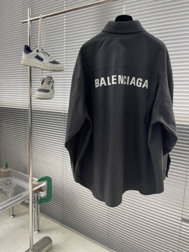 balenciag 印花衬衫外套 定制经典双面厚款长绒棉巴黎衬衫料 做到双面不同纹理和原版一致 质感肉眼可见 上身立体有型 贴身舒适柔软 前幅饰以同质化Clea