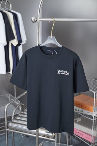 路易 Lv 25Ss早春新款短袖 牙刷绣Lv字母短袖 轻奢主义 男女日常通勤穿搭必备单品 正确版本 欢迎对比 详细特征 320克 %纯棉双纱汗布面料 经典牙刷绣