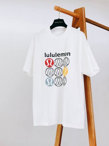lululemon 露露乐蒙 时尚界的新宠 尽显奢华品质 甄选优质面料打造 奢华与时尚的完美结合 以其精湛的工艺和独特的设计理念闻名于世 这款T恤更是将品牌的经