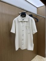 Lv 25Ss春夏秀场新款柔和色调，为棉质针织融入 Safari Monogram 图案，呈现别致压纹效果。轻盈设计成就春日佳选，可为日常造型注入考究气息。 F