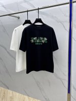 prada*普拉达 2025Fw春夏新品圆领微阔打底外穿T恤，立体Logo工艺，手感面糯有骨感，柔而有韧性。工艺处理，韧性和抗皱性能得到大幅度提高。剪裁很到位，