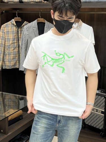主推 始祖鸟 2025春季独家专供新款潮男时尚休闲短袖T恤。春季新款休闲圆领短袖T恤衫，高端欧版原单潮流时尚精品！透气舒适度高，细节无可挑剔，品牌元素设计理念，