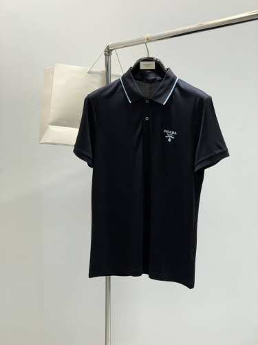 prada 普拉达，2025夏季最新品，专柜同步有售，时尚休闲翻领短袖T恤，进口原版面料，做工极为复杂，唯一可以做代购级别的渠道狠货，顶级印花工艺字母图案Log