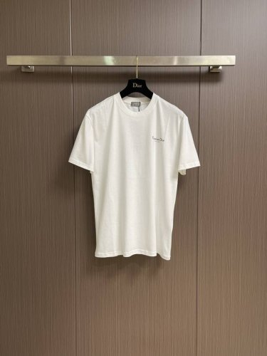 dior 迪奥铃兰字母印花圆领短袖T恤 -面料 240克双纱高密度纯棉面料 - 工艺: 整件衣服采用精密压花工艺 - 男女同款均可驾驭 - 尺码 M L Xl