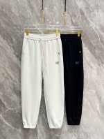 始祖鸟家春夏25Ss休闲裤金典再次出现，原单订制高品质时尚休闲裤。超级百搭款。独家定制面料，挺阔有型，贴身舒适。原版定制专柜最新五金辅料。超靓版型、上身显腿修长