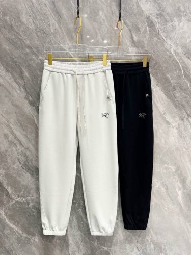 始祖鸟家春夏25Ss休闲裤金典再次出现，原单订制高品质时尚休闲裤。超级百搭款。独家定制面料，挺阔有型，贴身舒适。原版定制专柜最新五金辅料。超靓版型、上身显腿修长