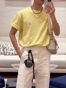 dior 简约 Tee_ 基础款设计 胸前小标Logo 领背印花 干净利索的感觉 日常休闲 通勤也可以 100%平纹锦织棉 质地柔软 厚度刚刚好！ 码数：S，M