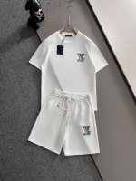 lv高端定制 2025春夏新款首发专柜最新款短袖短裤休闲套装 高端订制 设计前卫时尚！品牌Logo重工艺设计 高端定制纯棉面料.手感柔软.穿着舒适.专柜级别精致