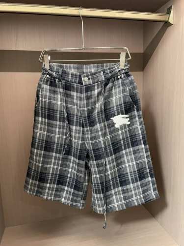 Burberry 2025春夏 尽显经典英伦格调。格纹元素是品牌标志性设计，灰黑格纹沉稳内敛，腰部金属纽扣与调节带设计，增添复古韵味与实用性。品牌专属标识精致绣