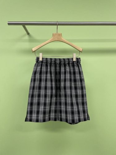 loewe2025短袖短裤格纹套装，早春高级感穿搭跟着一博，质感拉满，换季穿搭想要既轻松又高级？今天分享的这套，罗意威早春搭配直接拿捏，古巴领条纹衬衫，微宽松剪