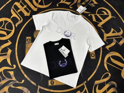 Diorlogo精致升级，灵感源自八十年代复古 原版面料 官方同款 短袖T恤 定制面料 同缸染面料 手感非常舒服 春夏最新砖柜同步 时尚又个性 超级百搭 宽松版