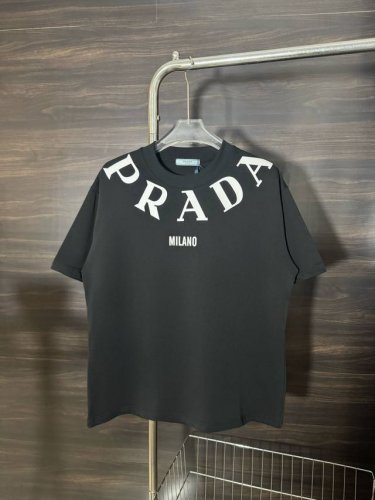 款号：He212 prada-普拉达胸前字母印花圆领短袖 面料采用280克双股双纱纯棉面料，手感舒适柔软，上身舒适透气，领口采用同缸同色罗纹，不紧绷，不变形，胸