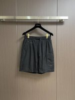Arcteryx 始祖鸟2025春夏季运动短裤。原版裤型上身休闲百搭、随性慵懒范，高级定制进口定织平纹立体有型微弹面料，拼接压花工艺 舒适感爆棚。高端大气。尺码