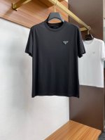 普拉达 2025春夏新款首发专柜最新款圆领短袖 高端订制 设计前卫时尚！品牌Logo重工艺设计 高端定制100支双面丝光棉面料.手感柔软.穿着舒适.专柜级别精致