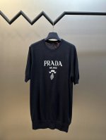 Prada Miland 提花毛织衫 定织羊毛色织尊享毛料，醒目标识“Prada Milano”字样点缀胸前，领口三角区拼接独特设计巧妙融入，彰显品牌独特魅力。