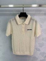 Miu Mi*翻领短袖针织上衣，透气杏色设计。品牌标志微标设计，透气舒适，时尚百搭。1色3码Sml 。T226B