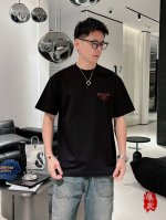 普拉达。2025春夏新品时尚圆领短袖高级定制百搭款式！更有实用感 任何人都可以轻松驾驭 采用95%棉+5%天丝面料制作，手感非常奈斯，不起球，不变形，奢华经典L