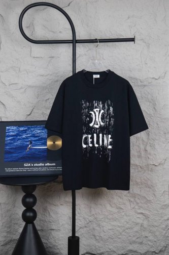款号 M117 Celine赛琳涂鸦手绘字母Logo印花短袖T恤男女情侣同款 高品质280克 活性面料 同缸染面料 手感非常舒服 春夏最新砖柜同步 时尚又个性