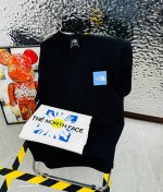The North Face 北面25夏季新款印花休闲宽松情侣款 短袖T恤D989 细节:版本一比一复刻，吊牌 领标 水洗。带Nfc芯片识别 面料：采用40织双