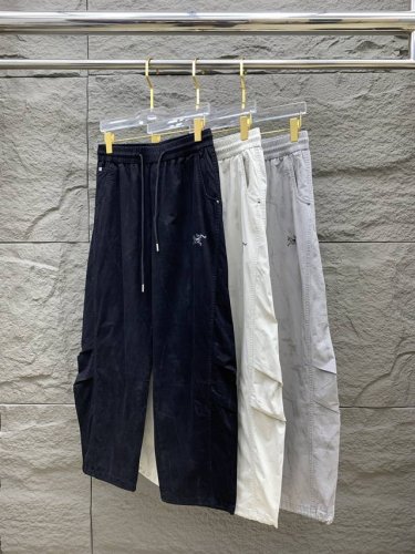 始祖鸟春夏25Ss休闲裤金典再次出现，原单订制高品质时尚休闲裤。超级百搭款。独家定制面料，挺阔有型，贴身舒适。原版定制专柜最新五金辅料。超靓版型、上身显腿修长，