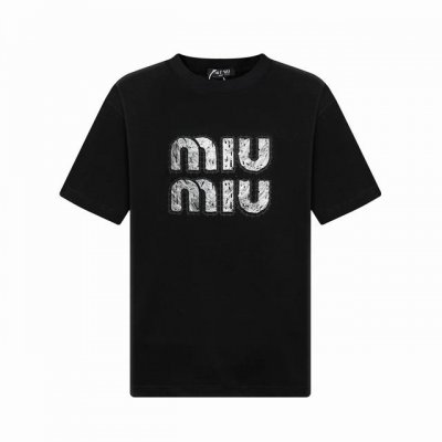 Miumiu 25Ss高版全新做法3D双重工艺，立体硅胶材质重工艺形成的Logo圆领短袖T恤。 定制240克同缸染面料 手感非常舒服 春夏最新砖柜同步 Os落肩