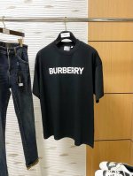 巴宝莉单穿打底都是首选 高定面料纯棉面料！2025春夏新品短袖时尚经典圆领短袖时尚单品设计，更加时尚舒适，高标准定制，上身非常有型，胸前品牌经典Logo 图案