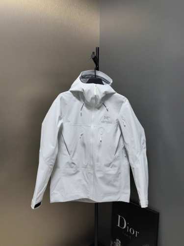 软壳 硬壳 市场最高版本 Aha系列 Sv 第7代 极地白 Gore-Tex pro 刺绣Logo硬壳 设计理念: .中文名，加拿大户外服牌，1989年创立于加