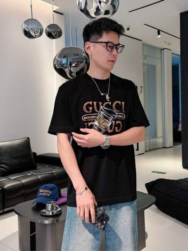 G家 2025Ss春夏新款首发专柜最新款短袖圆领T恤 高端订制 设计前卫时尚 品牌Logo重工艺设计 高端定制230克面料.手感柔软.穿着舒适.专柜级别精致车线