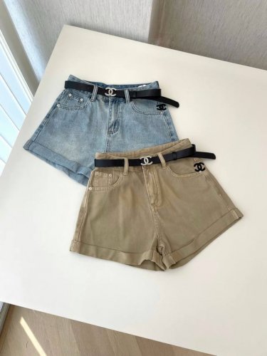 25新款 Chanel 百搭时尚短裤一条是浅蓝色牛仔材质 一条是卡其色棉质 高腰设计 搭配带有双C标志的黑色腰带 彰显品牌风格 裤型属于A字版型 卷边细节增添随