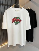 Gucc*古家 2025春夏系列基础圆领套头短袖T恤，男女同情侣款休闲宽松棉质圆领短袖T恤衫！贸易公司渠道稀出，同步官网发售 ！ 2025春夏最新系列，经典时尚