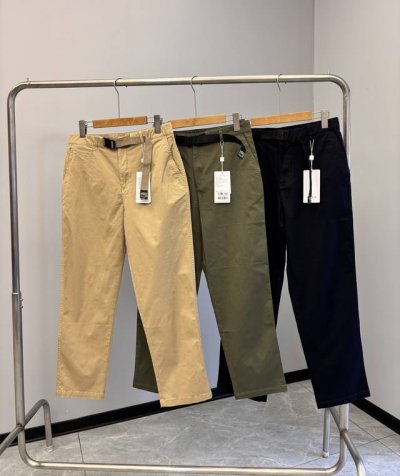 小贝052 Hazzys哈吉斯男装2025春季新品时尚纯色简约棉质休闲裤宽松长裤潮 以其简约纯色宽松的设计和舒适的棉质面料，成为春季潮流的热门选择！！ 这款长裤
