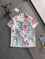 纪梵希2025夏季经典Logo设计满印衬衫，轻薄棉质全身数码印花，采用优质聚酯纤维面料，精心打造标准版型，休闲时刻百搭款！经典Logo非常养眼醒目，彰显出高奢的