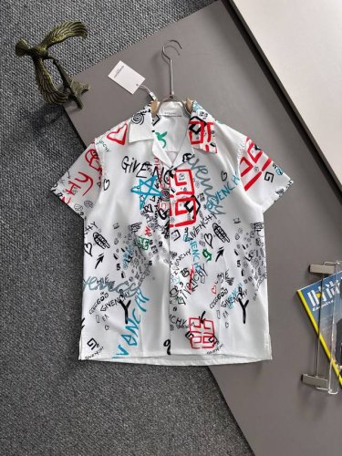 纪梵希2025夏季经典Logo设计满印衬衫，轻薄棉质全身数码印花，采用优质聚酯纤维面料，精心打造标准版型，休闲时刻百搭款！经典Logo非常养眼醒目，彰显出高奢的
