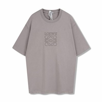 Loew*25Ss Anagram刺绣短袖 230G 15S精棉平纹，胸前饰有激光切割贴花， 成衣后炒砂做旧工艺，成衣环保新工艺转染染色、洗水做旧 简约垂直圆领