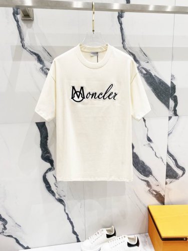 隔天到 Moncler 蒙口 字母Logo贴布刺绣 Logo标识精致升级，灵感源自八十年代复古 原版面料 官方同款 短袖T恤 定制260克同缸染面料 手感非常舒