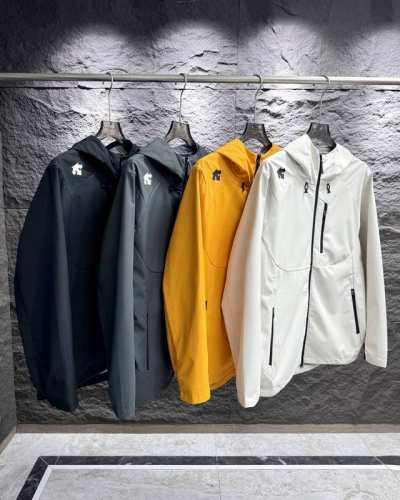 迪桑特 Descente 25Ss新品 防风水透气轻量冲锋衣 1产品特性： 三层压胶技术，防风雨，防静电，抗撕耐磨 做到了即轻量，又具备很好的三防效果， 轻松应