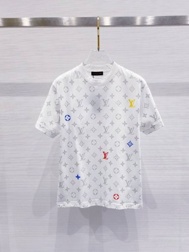 lv 2025早春新款男女同款短袖T恤，！定制专属纯棉面料，定制原版工艺螺纹，胸前重工字母Logo工艺设计！简约大方，从容百搭，档次极高，完美融入时尚还有风情感