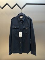 Celine 鎏金衬衫外套 定制臻缎雅韵织料 搭配金色纽扣装饰 胸前醒目的Celine标识魔术贴 成为品牌身份的鲜明印记 每一处细节都散发着不张扬的高贵 金辉点