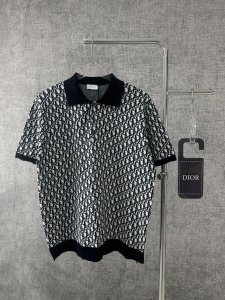 dior迪奥2025新款字母提花短袖针织短袖Polo 这款针织 经典Polo 衫饰以经典的 Oblique 印花。采用棉质提花面料精心制作，直筒剪裁，纽扣开合和