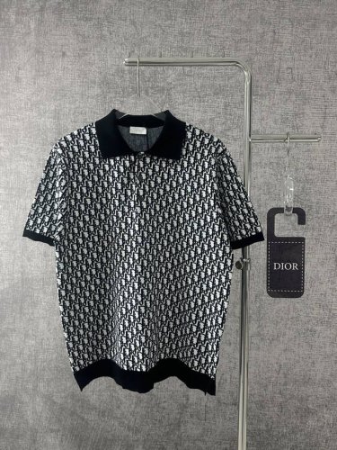 dior迪奥2025新款字母提花短袖针织短袖Polo 这款针织 经典Polo 衫饰以经典的 Oblique 印花。采用棉质提花面料精心制作，直筒剪裁，纽扣开合和