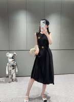 上新 miumiu 缪缪 25Ss新款无袖连衣裙 经典又有型 各种都能完美驾驭 高级成衣做法 细节美到爆 精美又日常 轻松驾驭 质感棒棒哒 减龄 时髦休闲少女感