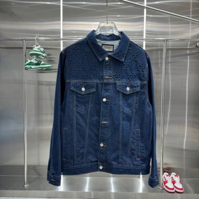 gucci，古奇 Ss24春款老花牛仔外套。采用客供高密度精材质面料，软糯亲肤，抗皱立挺有型，品牌字母Logo，满满的时尚感；适合多种穿搭风格；一款不挑年纪的外
