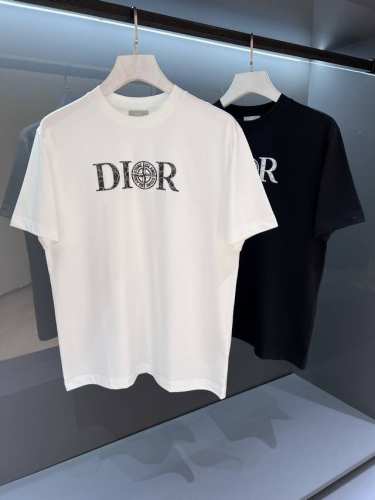 新品 重磅联名 &石头岛 2025Ss夏季新品 Di*R 标识发泡胶印短袖T恤 高超的时尚魅力风范,特立独行的艺术气息. 客供密纺针织棉面料,细腻有序的针织工艺