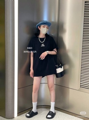 上新 款号:G917 Chanel 香奈儿新款胸口经典小标Logo休闲圆领短袖T恤 小红书热门爆款｜明星网红同款穿搭 1面料采用26支270克纯棉双纱面料 柔软