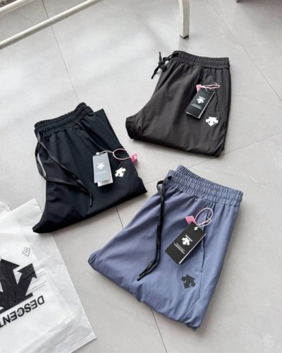 供 迪桑特Descente 纯色百搭美式篮球长裤跑步训练速干系带直筒运动休闲裤男女同款 热爱运动的小伙伴们，还在为找不到一条趁手的运动裤而烦恼吗？这款迪桑特De