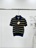沈梦辰同款M家深蓝色黄色条纹短款针织短袖polo衫 面料：100%羊毛 颜色：条纹 尺寸：S-M-L 条纹元素作为 Miu Mi* 标志性风格，与精致针织工艺巧