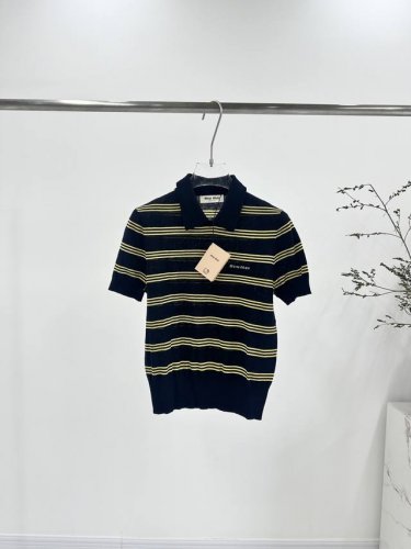 沈梦辰同款M家深蓝色黄色条纹短款针织短袖polo衫 面料：100%羊毛 颜色：条纹 尺寸：S-M-L 条纹元素作为 Miu Mi* 标志性风格，与精致针织工艺巧