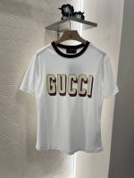 P130Gucc*2025新品上架 圆领印花 定制Yb原生全棉材质 透气舒适 质感十足 短袖T恤裁剪 凸显品牌格调 采用克重纯棉制成 略带有弹力 呈现显瘦视觉效