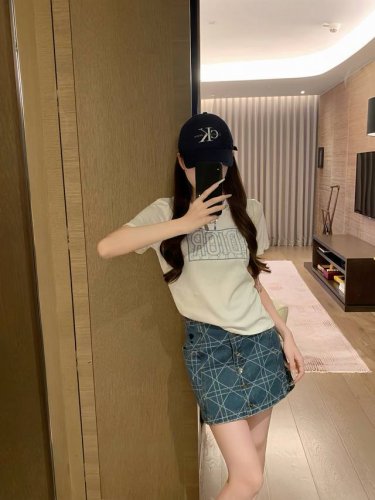 短袖 裙子 dior迪奥字母刺绣圆领短袖T恤 Cd小蜜蜂刺绣菱格纹牛仔短裙套装 款号 25670605439 颜色 黑色 白色 尺码 Sml s码80-95斤